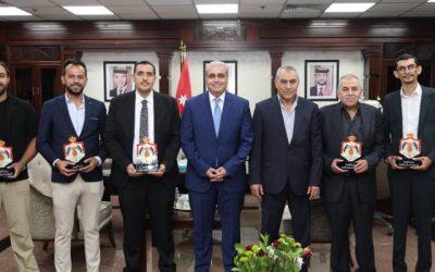 تكريم وزير الصحة لفريق طبي في "البشير" لإعادة زراعة طرف مبتور لطفلة