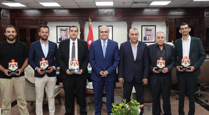 تكريم وزير الصحة لفريق طبي في "البشير" لإعادة زراعة طرف مبتور لطفلة