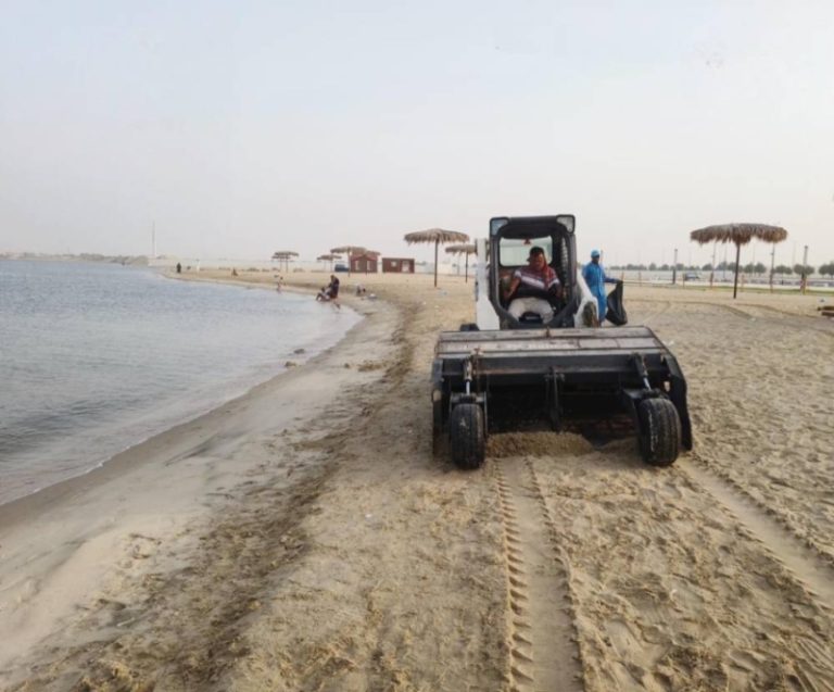 جهود الظهران تبرز في نظافة الشواطئ ومسح الرمال