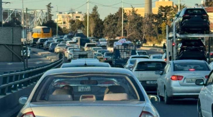 حادث مركبة شحن يبطئ حركة السير في شارع الملك عبد الله الثاني باتجاه صويلح - صورة