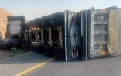 حركة السير تتأثر جزئيًا بعد انقلاب شاحنة فحم على الطريق الصحراوي