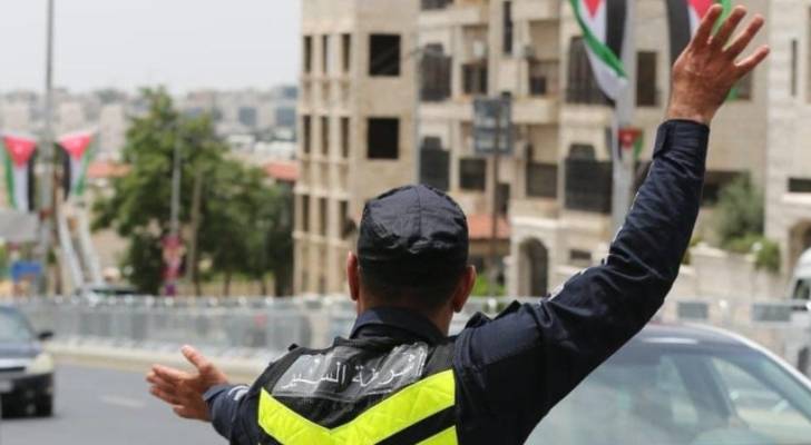 حريق جزئي في مركبة يعطل حركة المرور قرب نفق المدينة الطبية