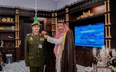 حسام بن سعود يكرم مدير جوازات الباحة بترقية جديدة  
ترقية جديدة لمدير جوازات الباحة من حسام بن سعود  
مدير جوازات الباحة يحصل على رتبة جديدة بفضل حسام بن سعود