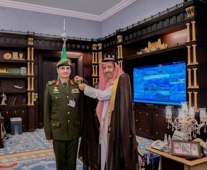 حسام بن سعود يكرم مدير جوازات الباحة بترقية جديدة
ترقية جديدة لمدير جوازات الباحة من حسام بن سعود
مدير جوازات الباحة يحصل على رتبة جديدة بفضل حسام بن سعود