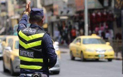 رجل يسعف سيدة أثناء وعكة صحية خلال قيادتها في عمان