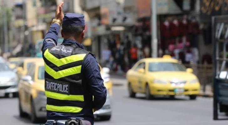 رجل يسعف سيدة أثناء وعكة صحية خلال قيادتها في عمان