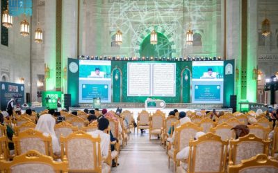 زوار المسجد الحرام يوثقون لحظات مسابقة الملك عبدالعزيز الدولية للقرآن الكريم بالهواتف النقالة ويبثونها لذويهم عالميًا