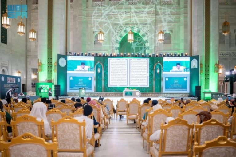 زوار المسجد الحرام يوثقون لحظات مسابقة الملك عبدالعزيز الدولية للقرآن الكريم بالهواتف النقالة ويبثونها لذويهم عالميًا