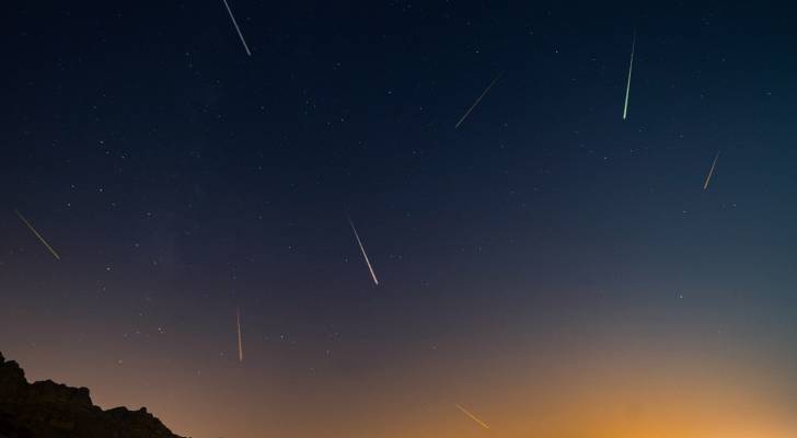 سماء الأردن تحتفي بزخات شهب البرشاويات المبهرة