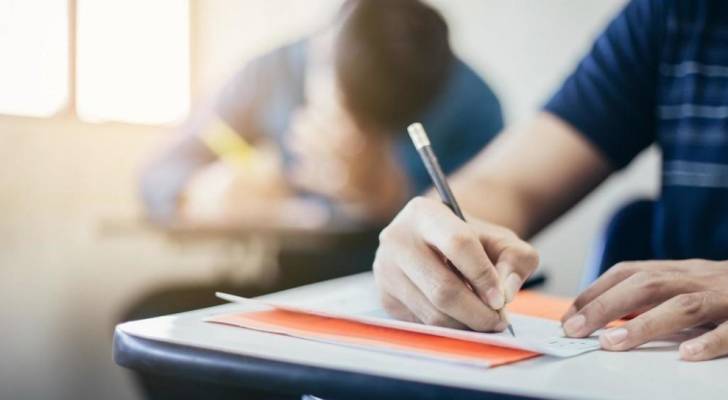 طلبة التوجيهي يختتمون امتحاناتهم الوزارية لأول مرة