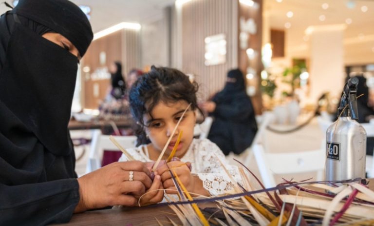 عام الحِرف اليدوية يحتفل بفلسفة جمالية تتجاوز الشكل واللون