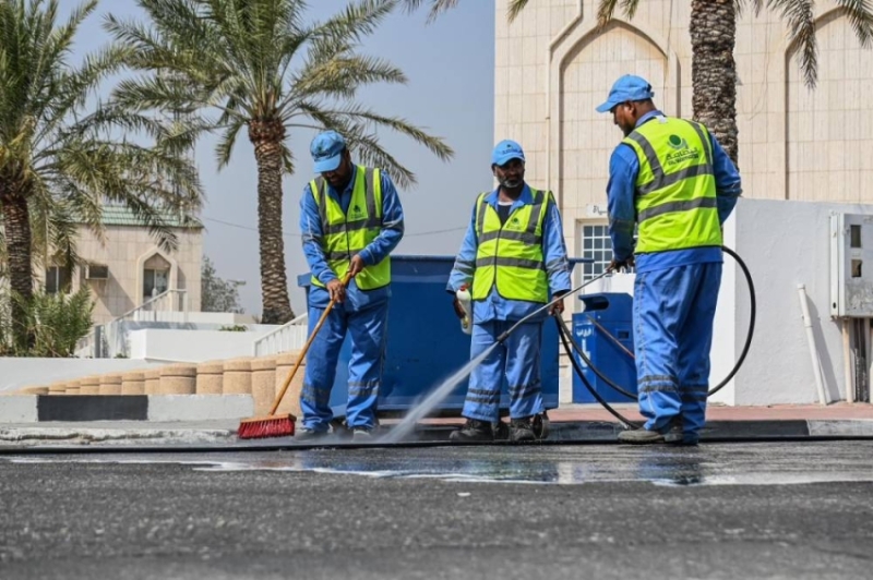 غسيل وتعقيم شامل للحدائق والشوارع في الظهران