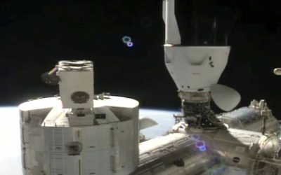 كبسولة "سبيس إكس" تغادر محطة الفضاء الدولية عائدة إلى الأرض في رحلة مثيرة.