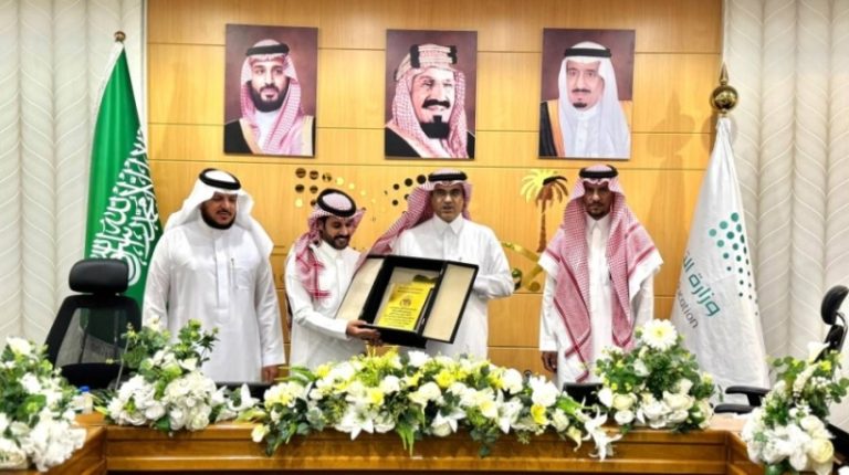 كرم تعليم الطائف أحد منسوبيه لتبرعه بكليته لزوجته