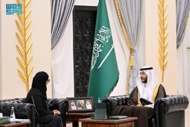 محافظ الطائف يستعرض برامج وأنشطة جمعية مراكز الأحياء