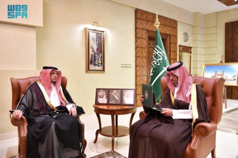 محافظ جدة يستمع لجهود المجاهدين