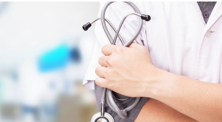 محكمة تعاقب طبيباً بغرامة 10 آلاف دينار لإدارته مختبرًا غير مرخص في عمان بسبب “مكرهة صحية”