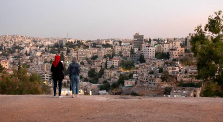 مدعي عام شمال عمان يحظر سيدة من دخول حي بالعاصمة بسبب انتحال صفة جارتها