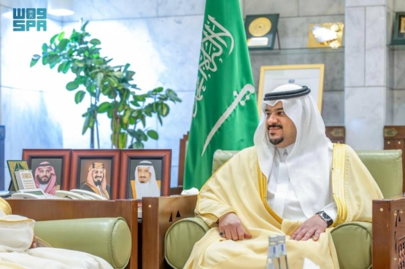 نائب أمير الرياض يتفقد جهود الموارد البشرية والتعليم التقني والمِهني