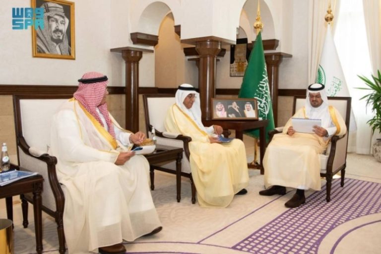 نائب أمير مكة يستعرض مشروعات مطارات جدة