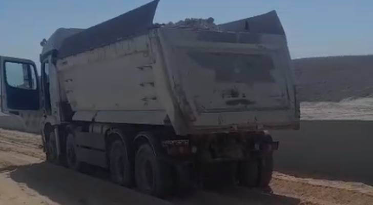 نجاة سائق قلاب من كارثة على طريق البحر الميت بفعل مهارب النجاة