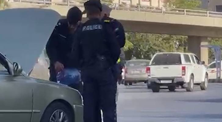 نشامى السير يتعاونون مع سيدة في دوار الداخلية خلال موجة الحر (فيديو)