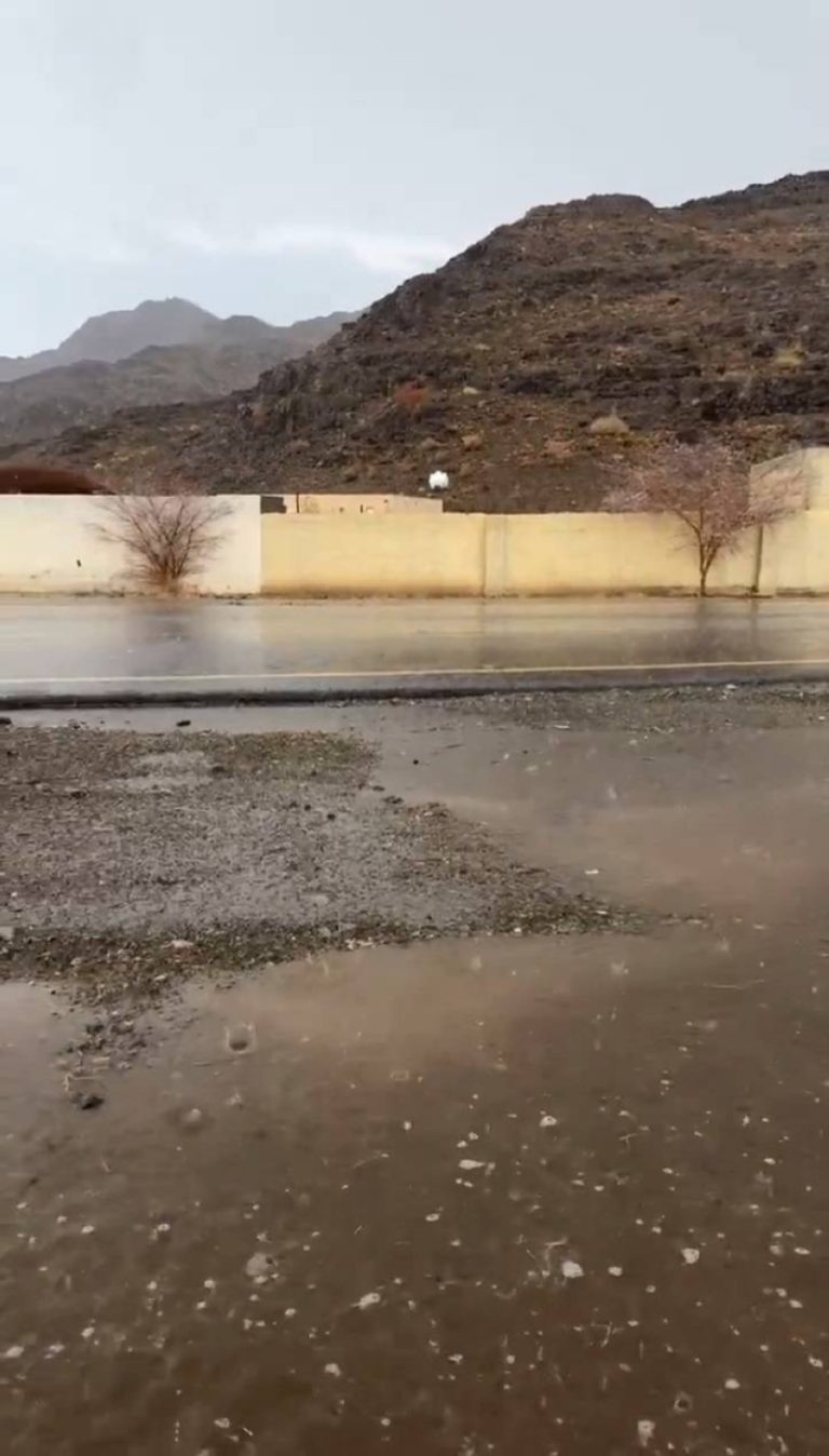 هطول أمطار خفيفة إلى متوسطة في مركز شثاث بأملج