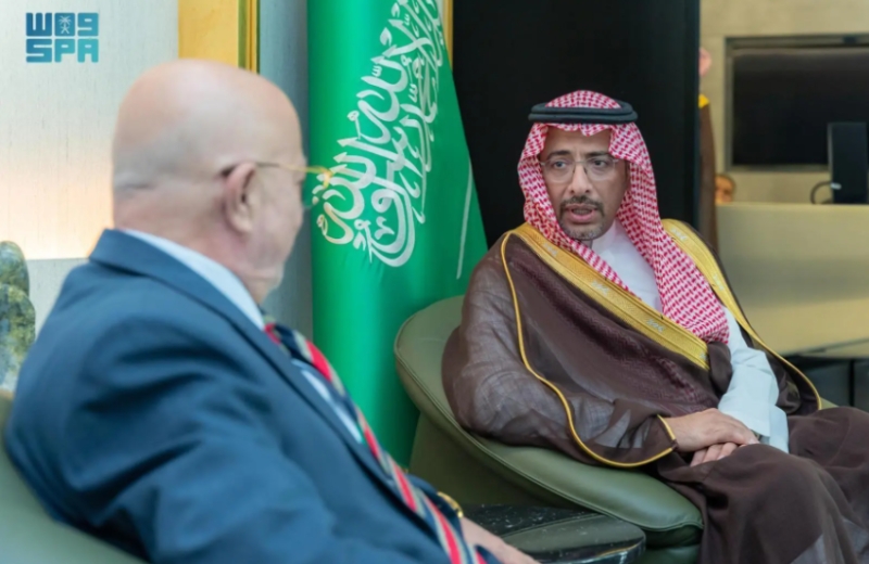 وزير الصناعة يبحث سبل تعزيز التعاون وتنمية الاستثمارات مع نظيره السوري في اللقاء.