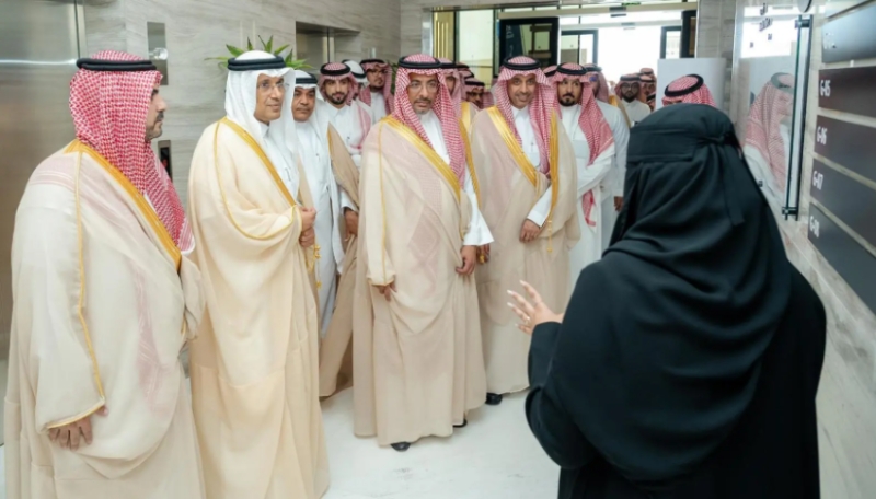 وزير الصناعة يتفقد المشروعات الجديدة في المدينتين الصناعيتين بالدمام لتعزيز التنمية الاقتصادية.