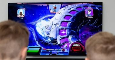 أب يشجع ابنه على ترك الدراسة والتركيز في الألعاب الفيديو