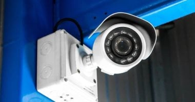 أم عاملة تتابع أطفالها عبر كاميرات المراقبة من المنزل في 4 خطوات