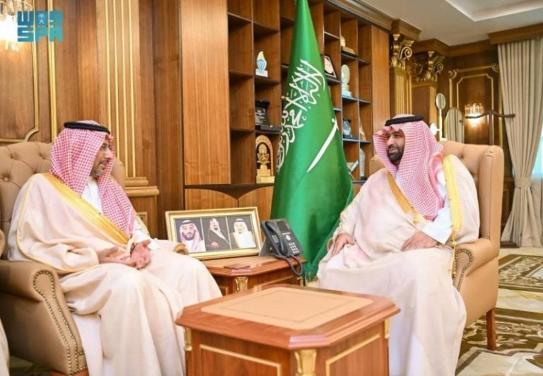 أمير جازان يرحب بوزير الصناعة والثروة المعدنية خلال زيارته الرسمية للمنطقة.