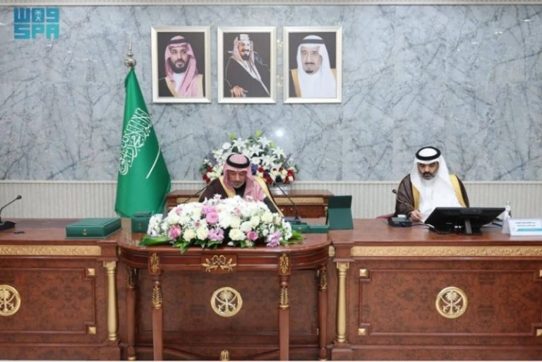اجتمع أمير نجران مع وزير الاتصالات لمتابعة التقدم في المؤشرات الرقمية والتقنية بالمنطقة.