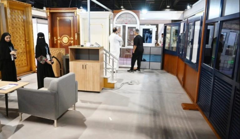 الصناعات الخشبية السعودية تبرز في معرض مكة وتعزز من قيمة المحتوى المحلي الوطني.