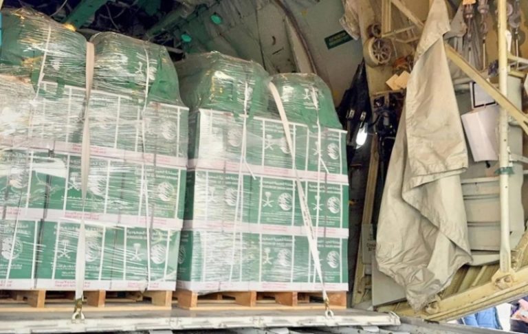 الطائرة الـ 78 تصل لغزة لإغاثة الشعب الفلسطيني