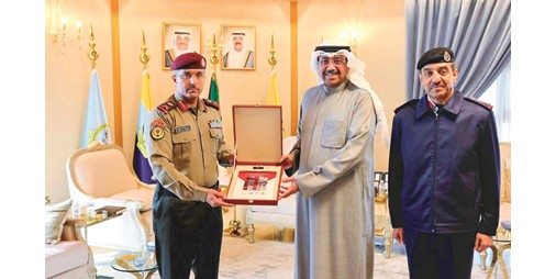 تسليم كراسة «المراسم والبروتوكولات» الموحدة لوزير الدفاع