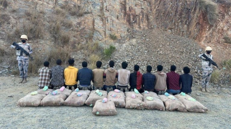 حرس الحدود بجازان ينجح في القبض على 12 مخالفًا لتهريب 342 كيلوجرامًا من القات المخدر
