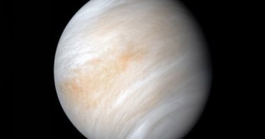 كوكب الزهرة يكشف قصة الضوء الرمادى اليوم