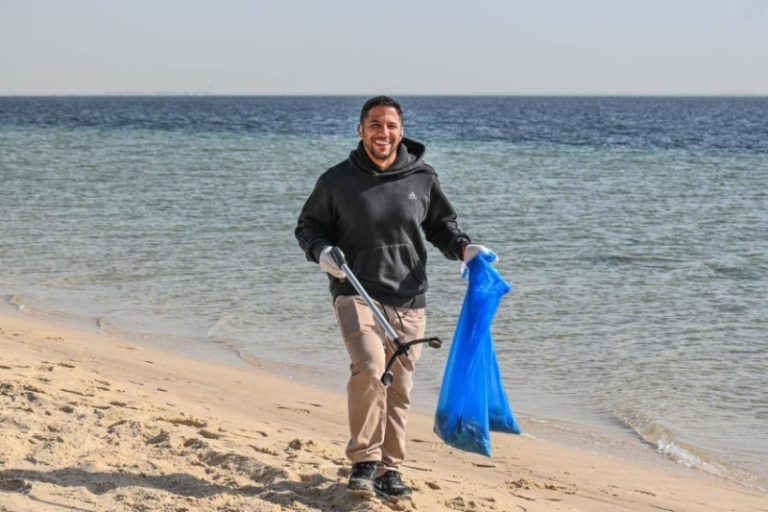 مبادرة تنظيف شاطئ نصف القمر من بلدية الظهران