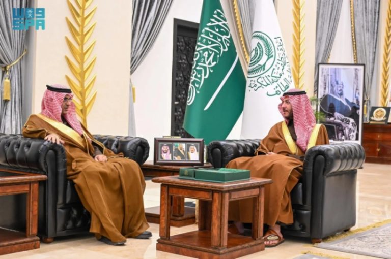 مُحافظ الطائف يتابع تقدم اختبارات نهاية الفصل الدراسي الأول بالمحافظة