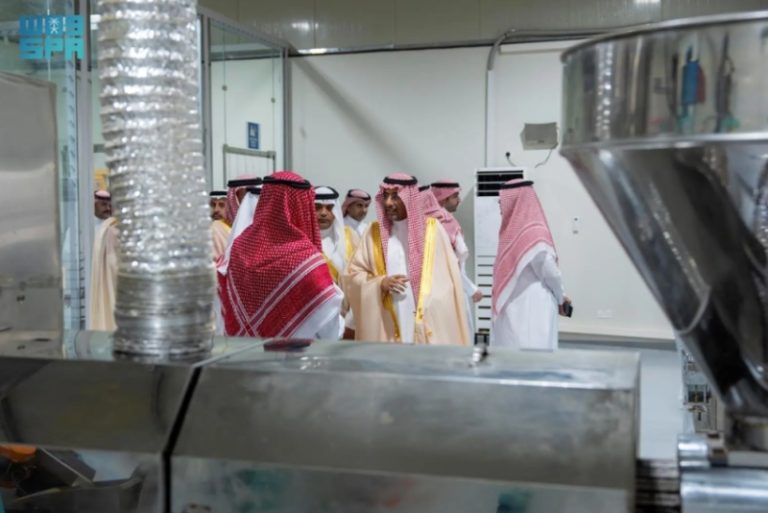 وزير الصناعة يتفقد المدينة الصناعية بجازان ويطلق مشروعًا جديدًا في صناعة الأعلاف.