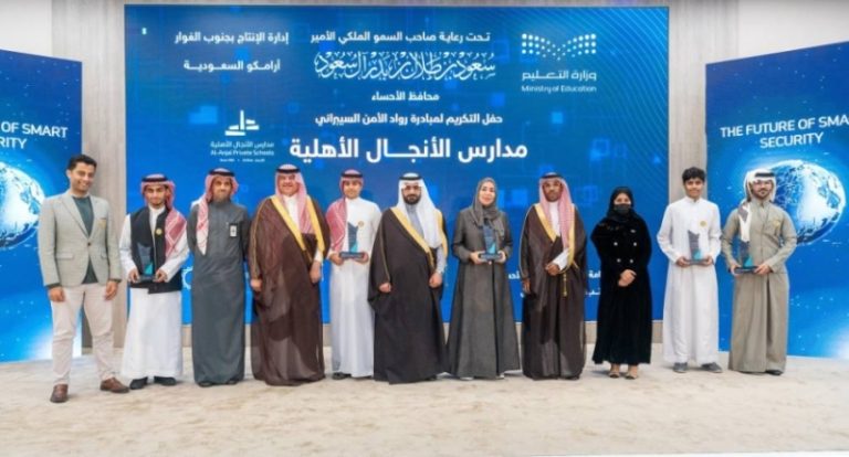 وكيل محافظة الأحساء يهنئ المدارس والفرق الفائزة في مسابقة رواد الأمن السيبراني.